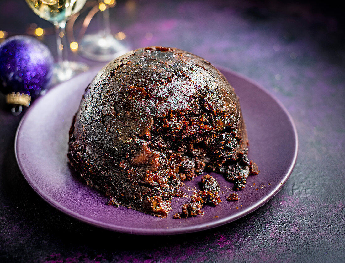 Christmas Pudding auf violettem Teller (England)