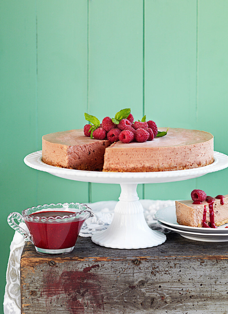 Schokoladenkäsekuchen mit Himbeersauce und Himbeeren