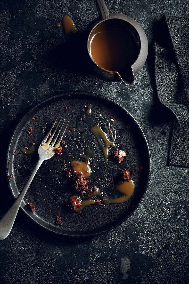 Reste von Schokoladen-Pecannuss-Brownie mit Karamellsauce