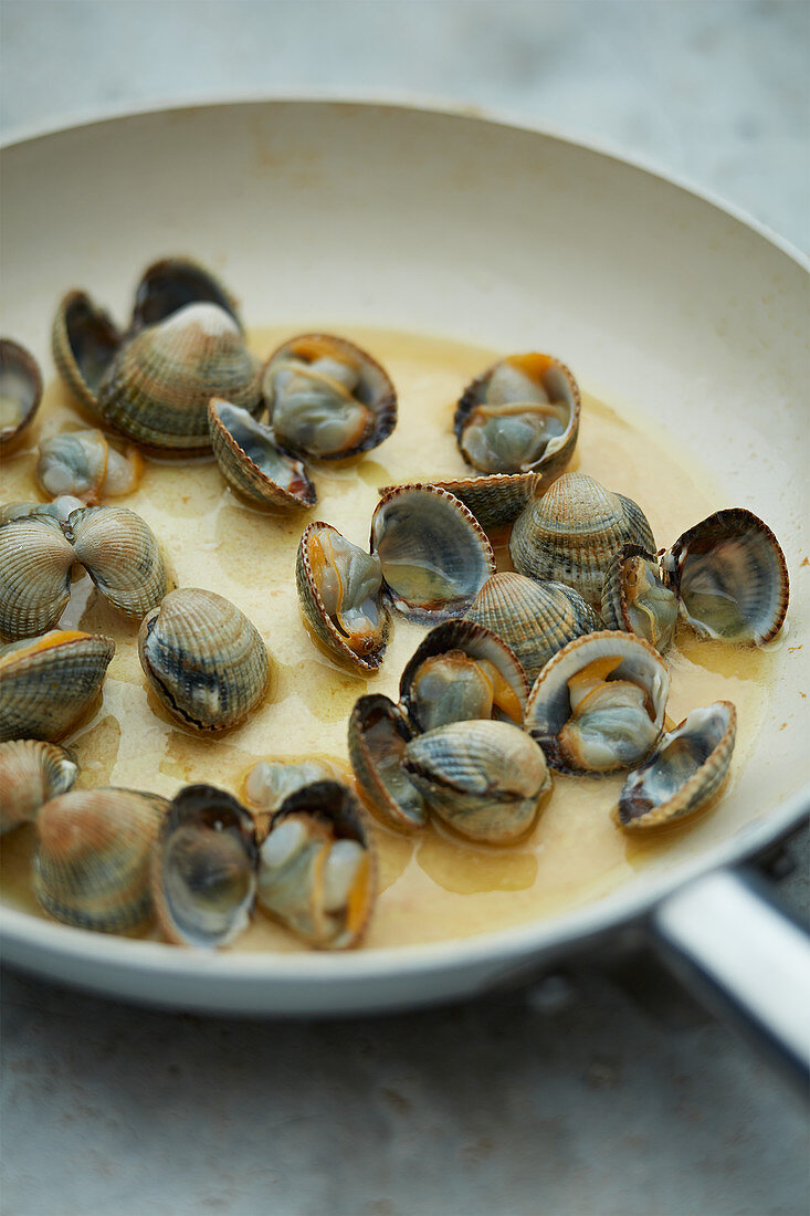 Herzmuscheln in Pfanne