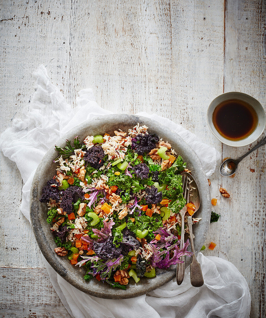 Wildreissalat mit Kohl und Walnüssen