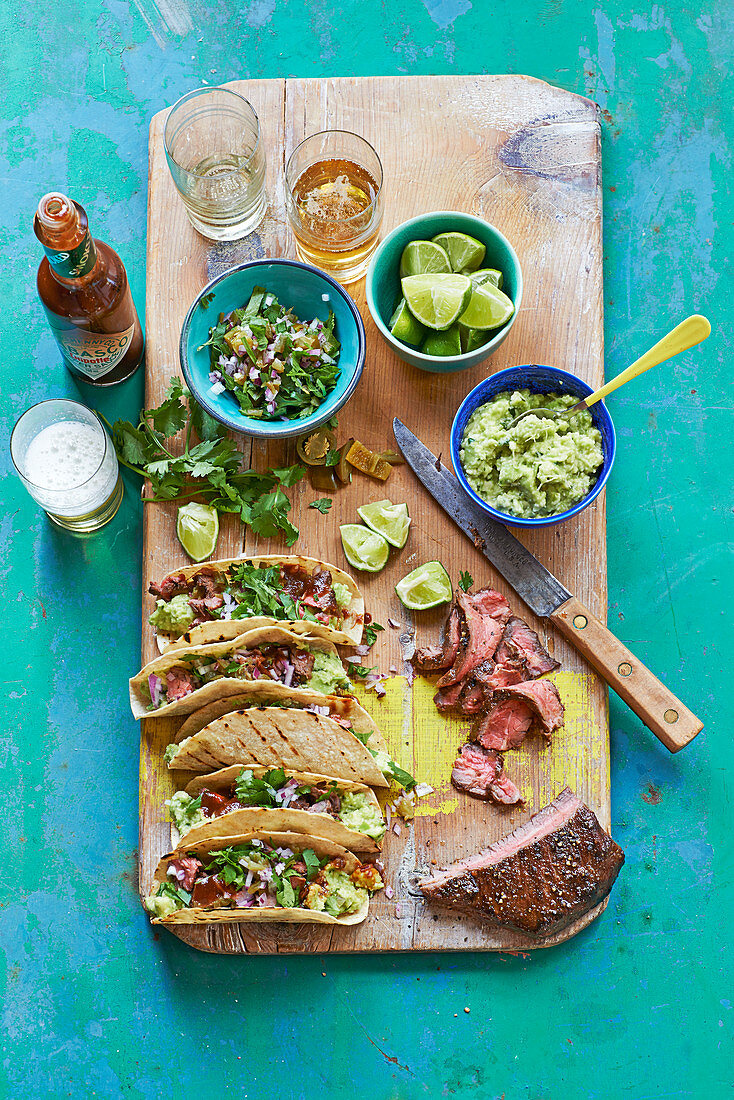 Tacos mit Carne Asada, Guacamole und Koriandergrün