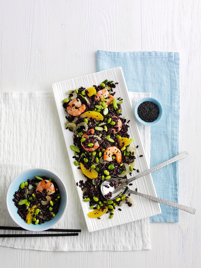 Asian black rice salad with prawns and orange