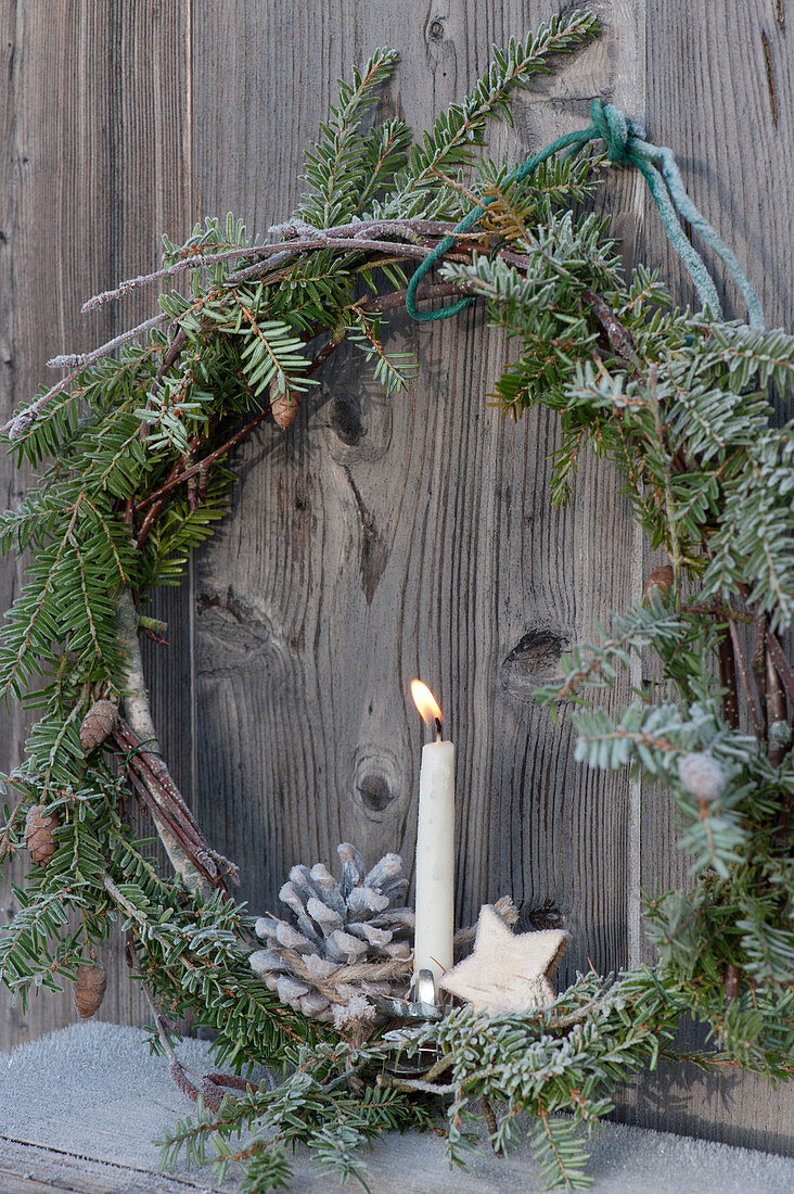 Small hemlock wreath with a candle, star and cone