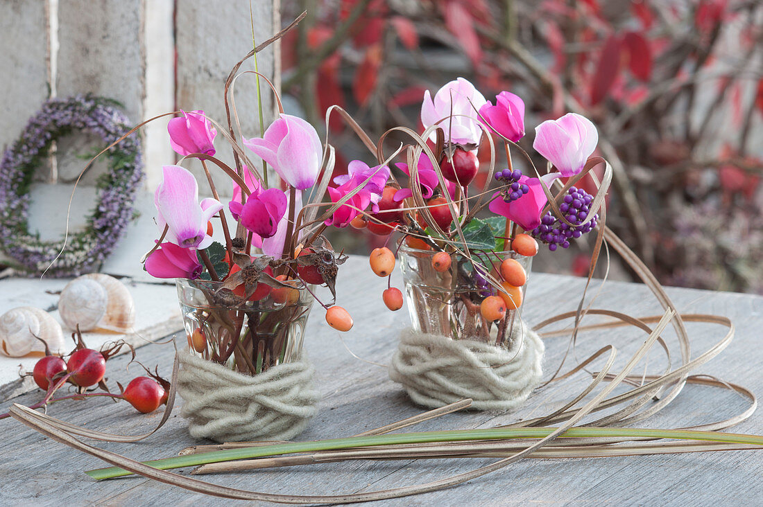 Small bouquets of cyclamen, rose hips, ornamental apples and berries from the love pearl bush