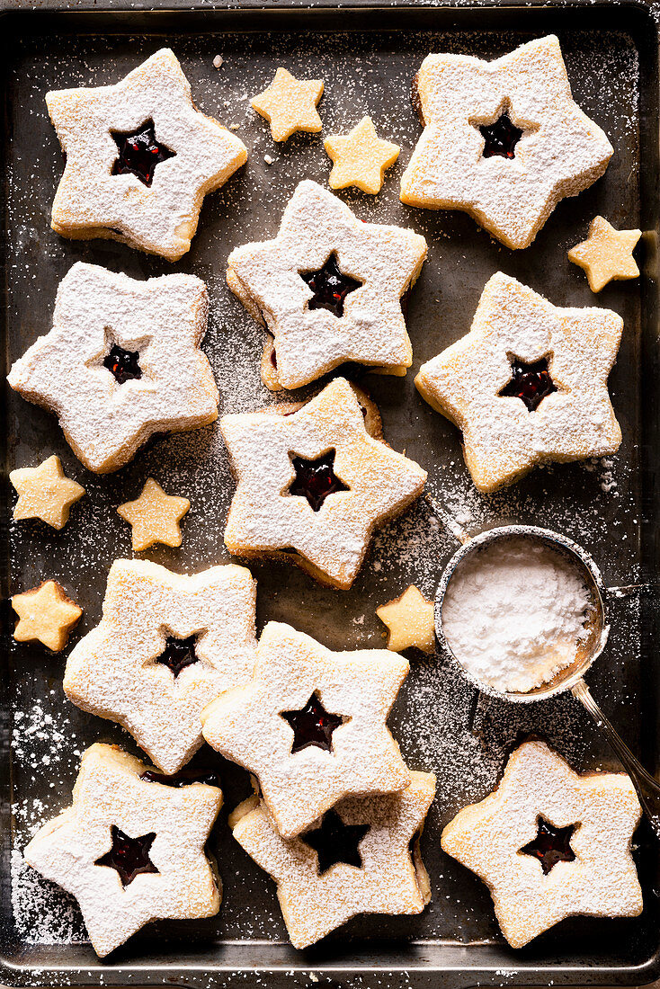 Glutenfreie Linzer Plätzchen mit Himbeermarmelade auf Backblech