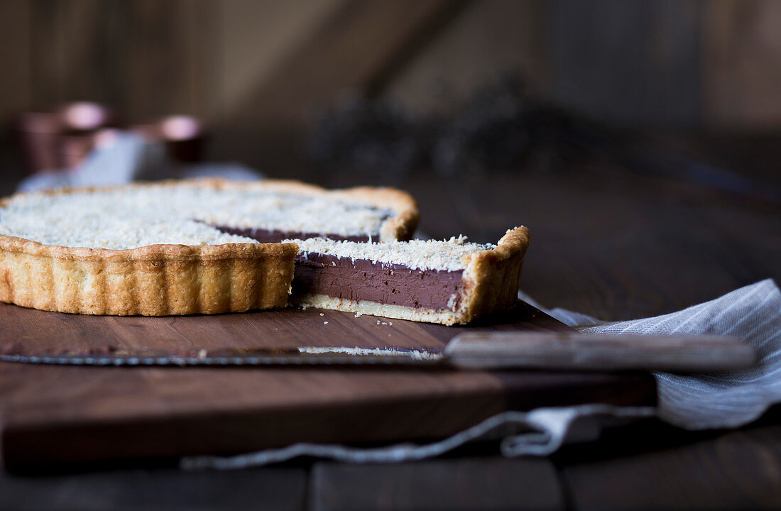 Tarte mit Schokoladenmousse und gerösteten Kokosraspeln