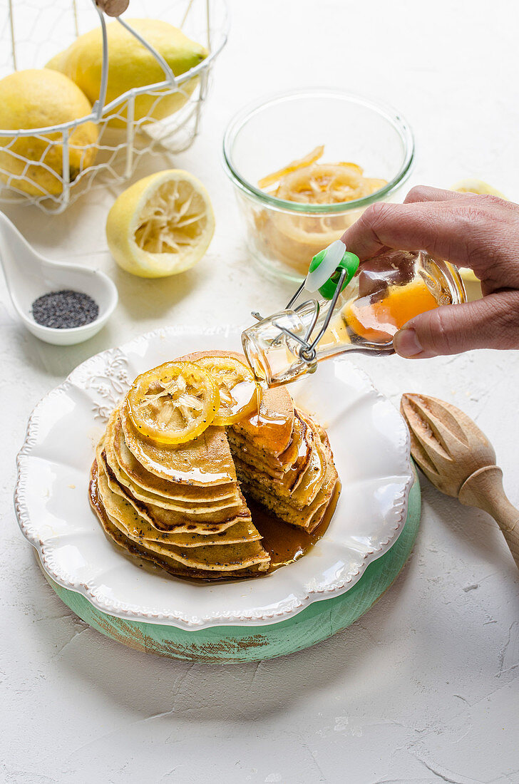 Mohn-Pancakes mit kandierten Zitronen und Ahornsirup