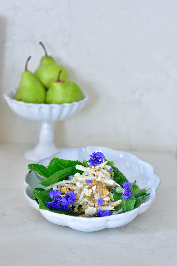 Kohlrabi-Birnen-Salat mit Kornblumen