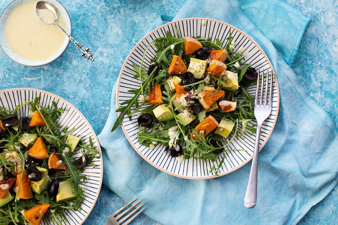 Rucolasalat mit Butternusskürbis, Avocado und Oliven