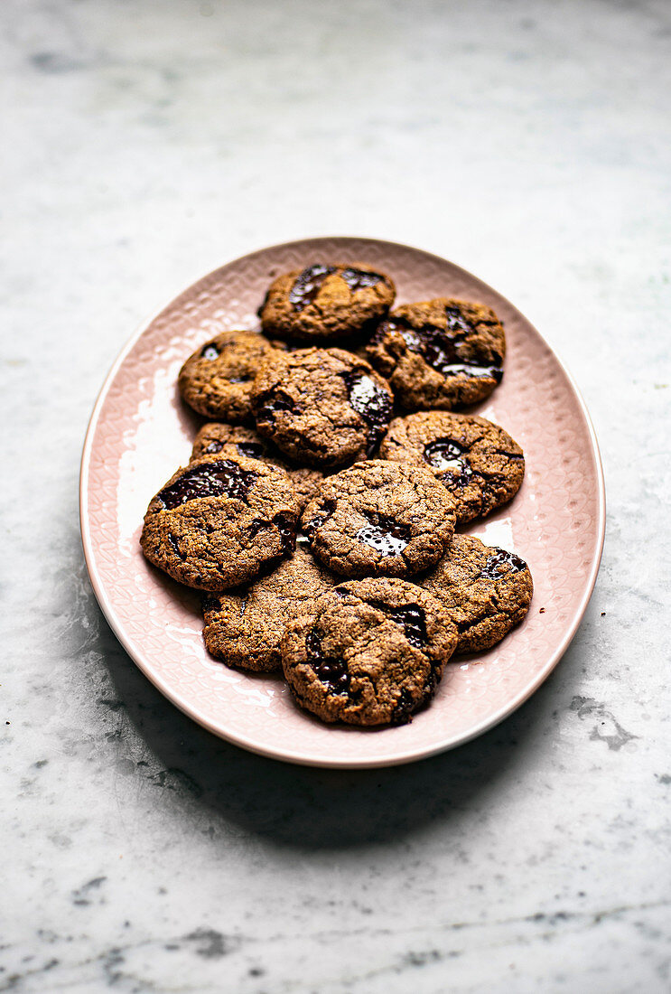 Glutenfreie Chocolate Chunk Cookies auf Teller