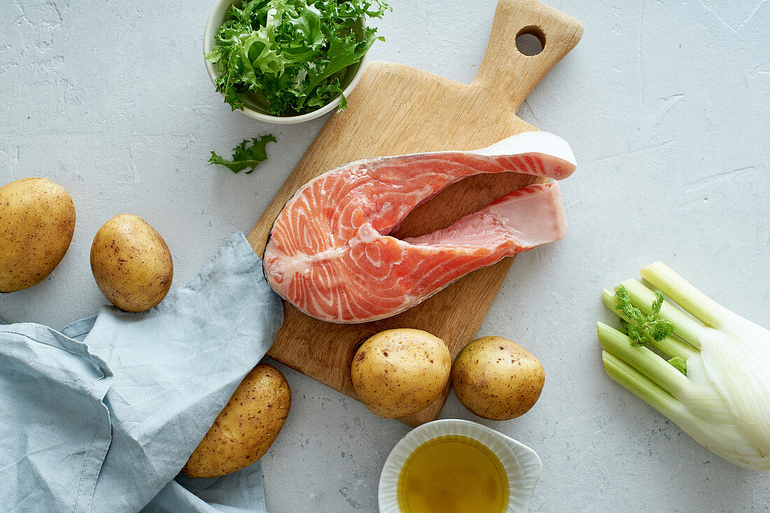 Zutatenstilleben mit rohem Lachssteak, Kartoffeln und Gemüse