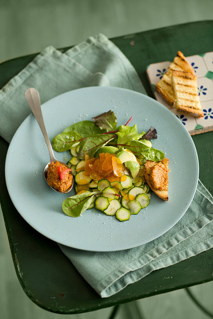 Zucchinisalat mit Avocado, Bottarga und Tomatenpesto