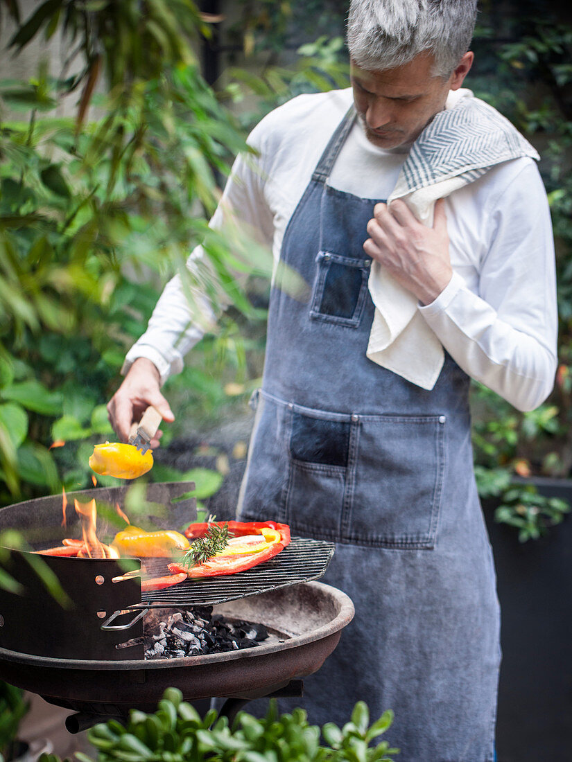 Paprika auf einem Holzkohlegrill grillen