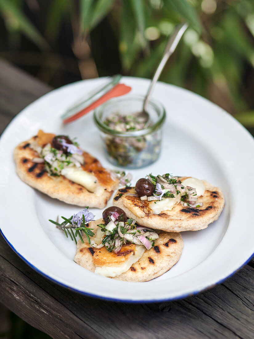 Vollkorn-Minipizzen mit Käse, Kräuter-Zwiebel-Salsa und Oliven