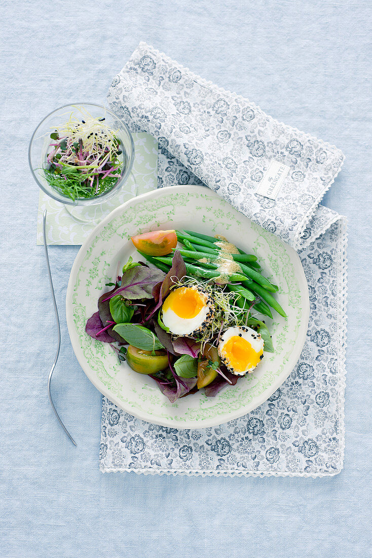 Pflücksalat mit grünen Bohnen, Sprossen und Sesam-Ei