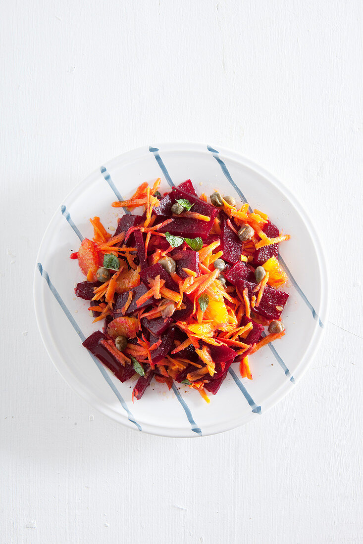 Rote-Bete-Salat mit Möhren, Orange und Kapern