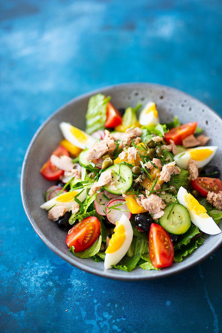 Salade niçoise (Salat mit Thunfisch, Kapern und Sardellenfilets)