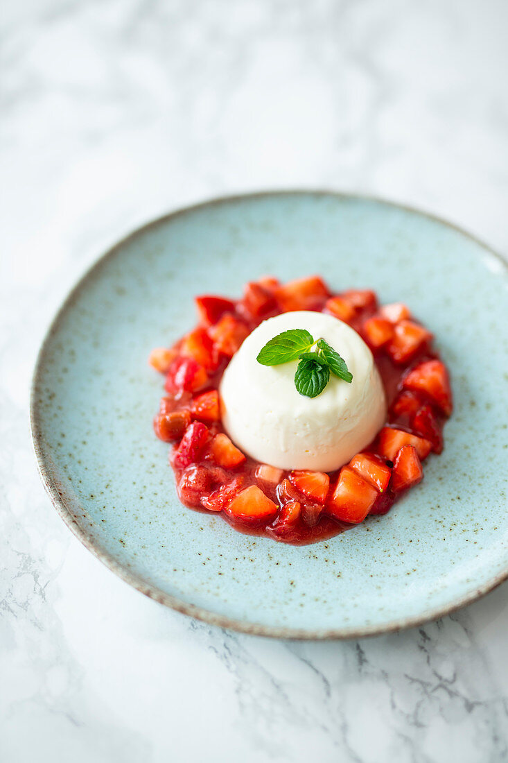 Panna Cotta mit Kompott aus Erdbeeren und Rhabarber