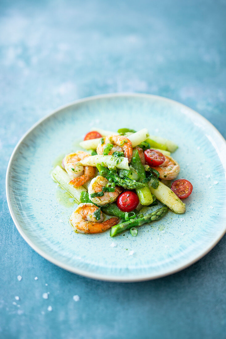 Asparagus salad with shrimps, cherry tomatoes and basil dressing