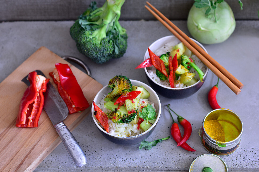 Kohlrabigemüse mit Brokkoli und Chilischoten auf Reis (Asien)