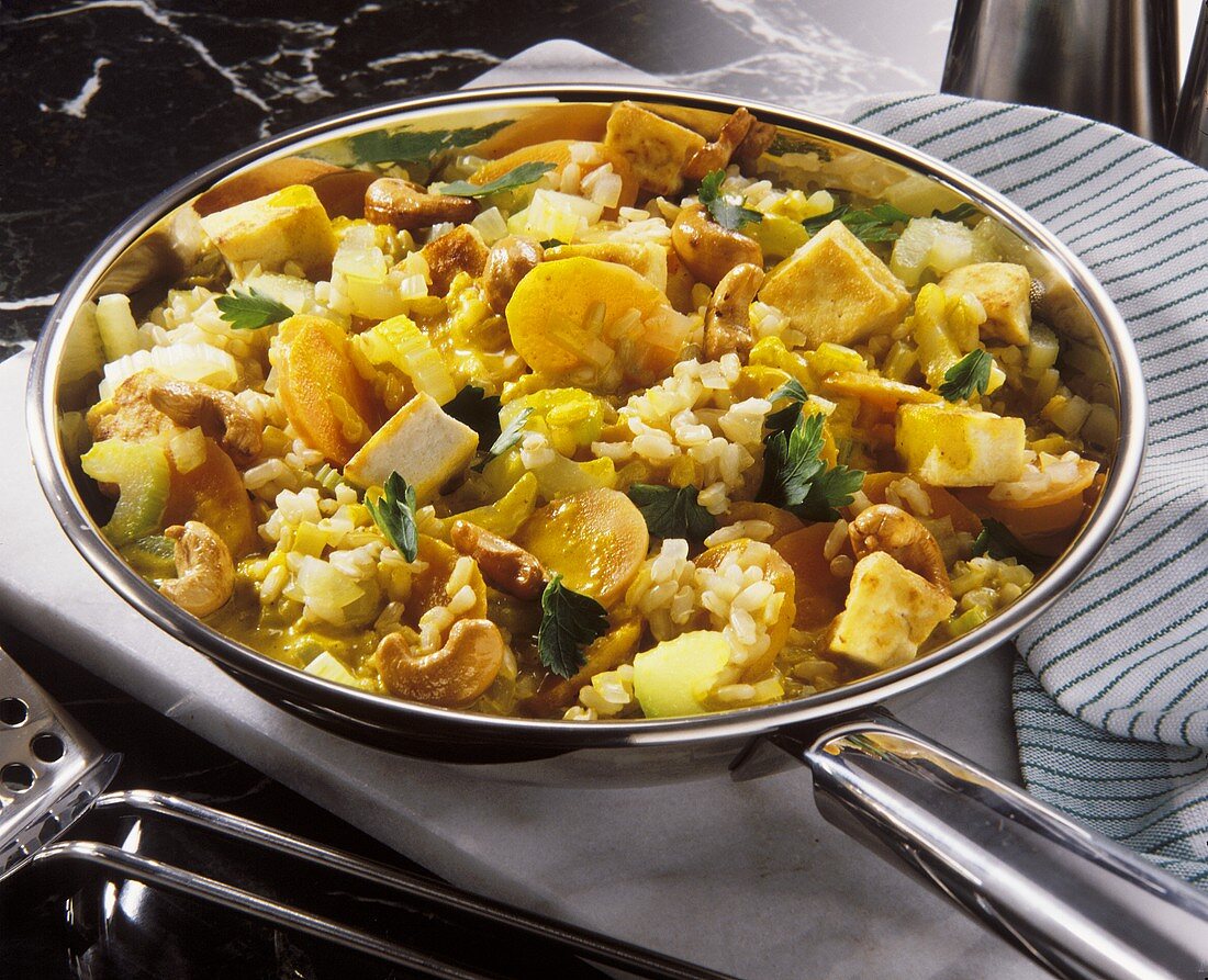 Vegetarische Curryreispfannne mit Gemüse, Erdnüssen & Tofu