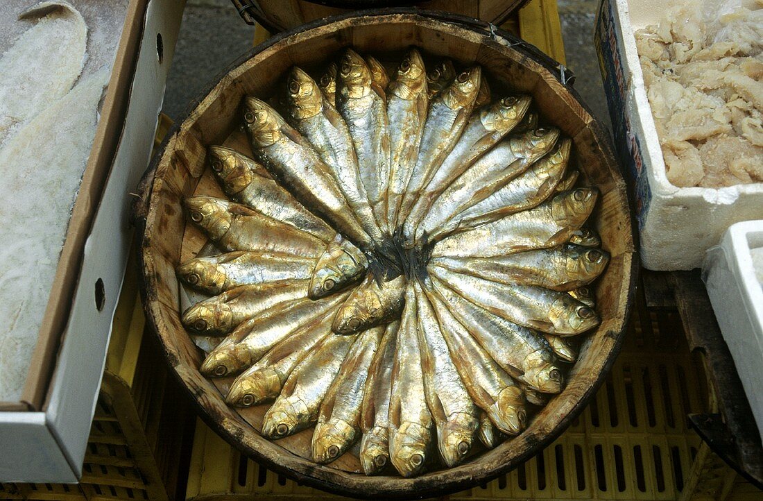 Marktstand mit geräucherte Sardinen im Bottich (Spanien)