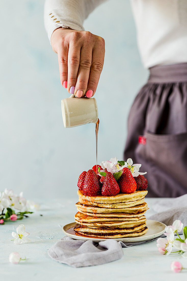 Pancakes with fresh strawberries and syrup
