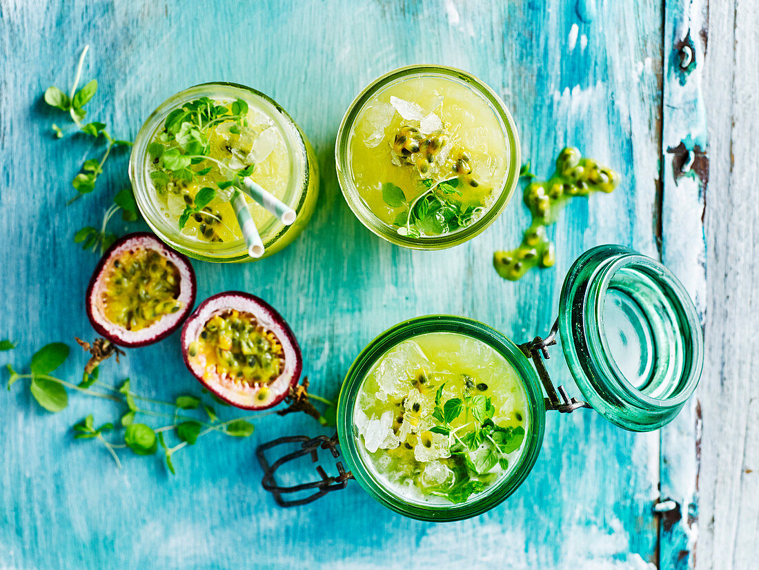 Passionfruit and pineapple detox spritzer