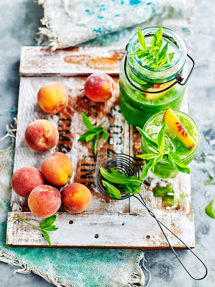 Detox peaches and green drink