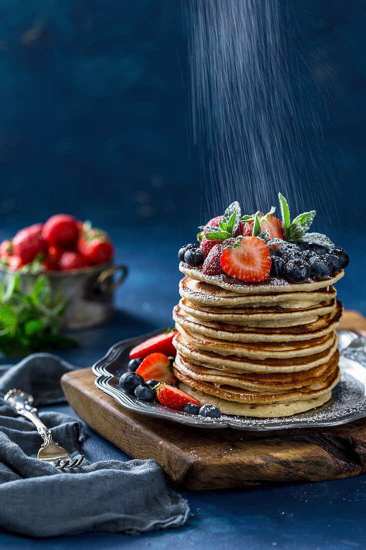 Pancakes with fresh berries and icing sugar