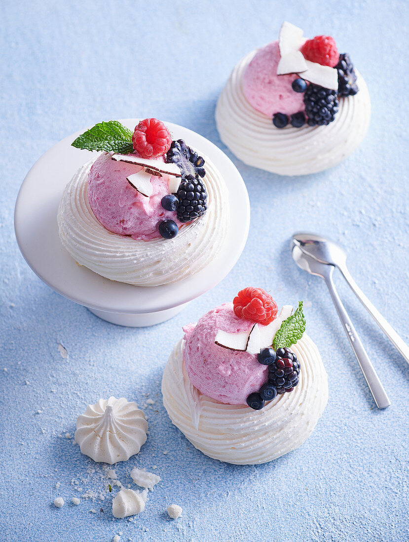 Mini-Pavlova mit Beereneis und frischen Früchten