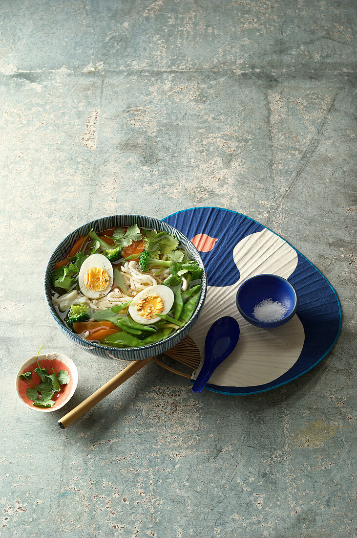 Udon-Nudeltopf mit Gemüse und gekochtem Ei