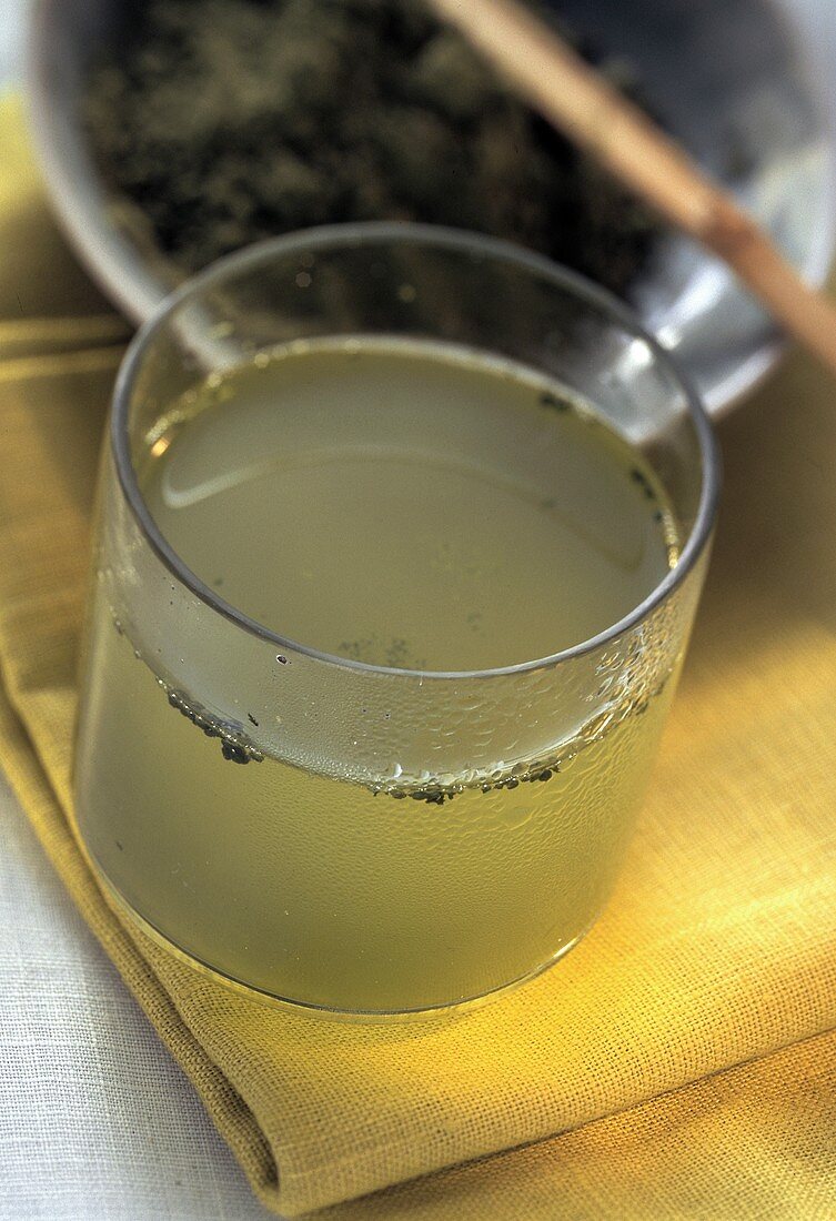 Japanischer grüner Tee im Glas & Teepulver im Schälchen