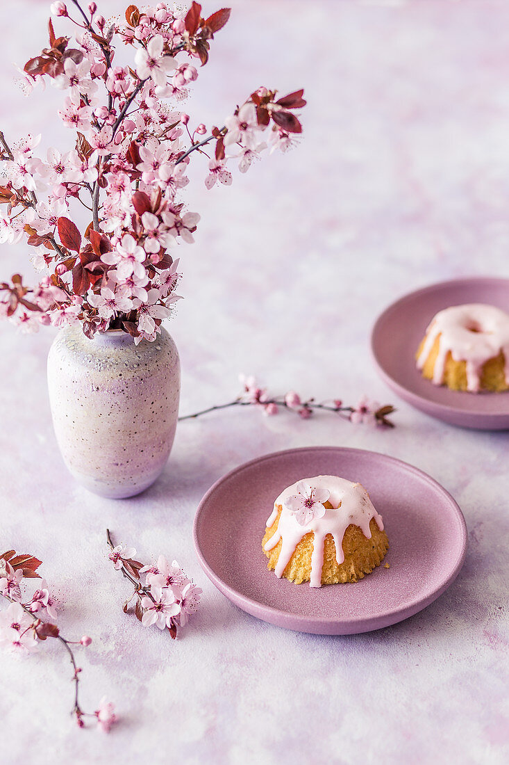 Mini-Osterkuchen mit rosa Zuckerglasur