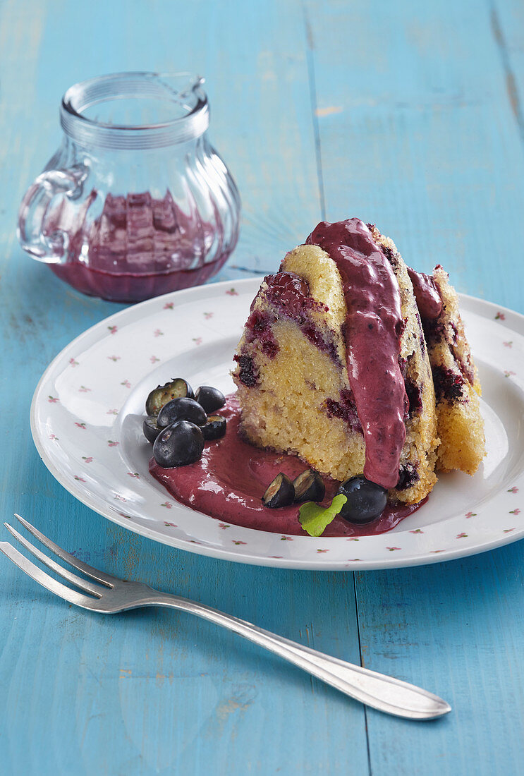 Blaubeer-Kranzkuchen mit Blaubeersauce