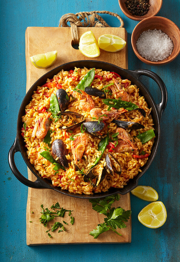 Paella mit Garnelen und Muscheln