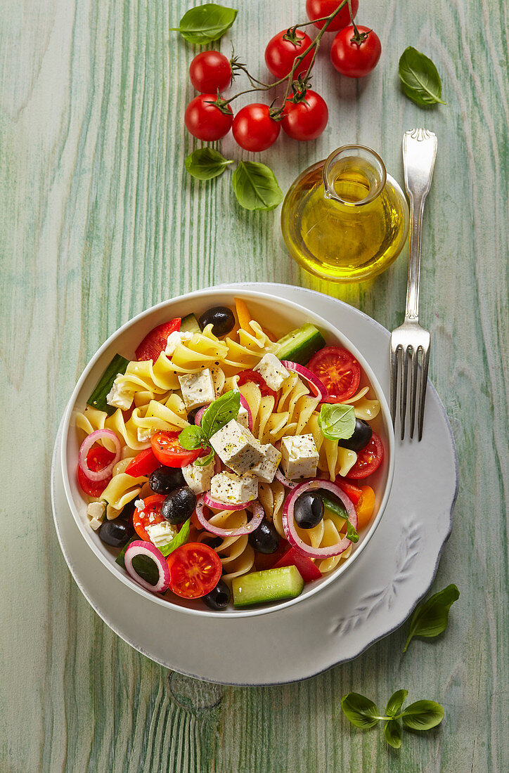 Nudelsalat nach griechischer Art mit Feta, Gurke, Tomaten und Oliven