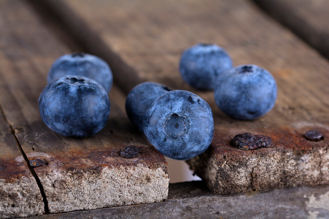 Frische Blaubeeren auf Holzuntergrund