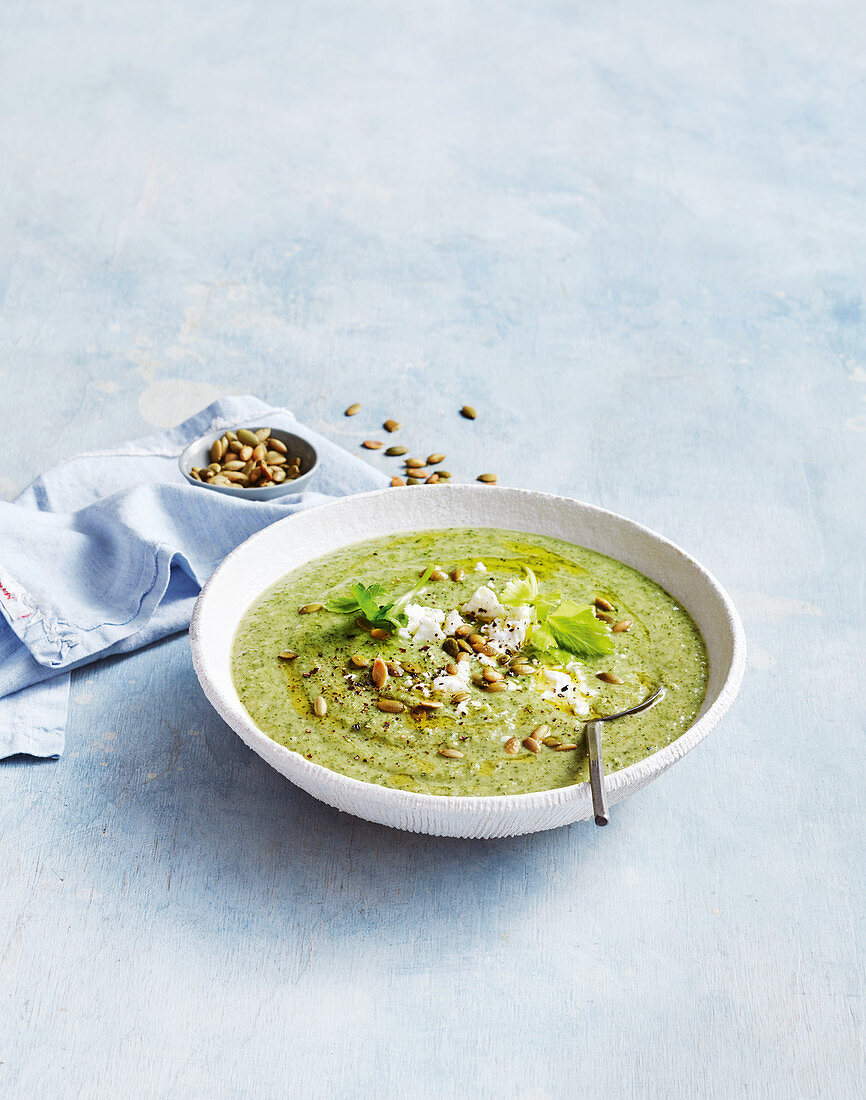 Brokkoli-Zucchini-Suppe mit Lauch, Feta und Kürbiskernen