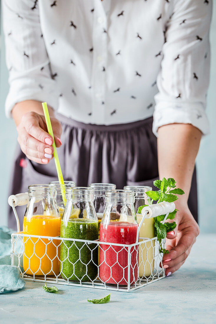 Verschiedene Smoothies in Getränketräger