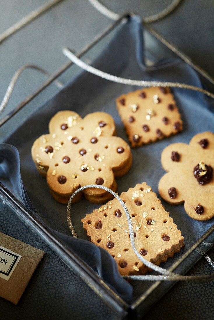 Christmas biscuits with praline cream as a gift