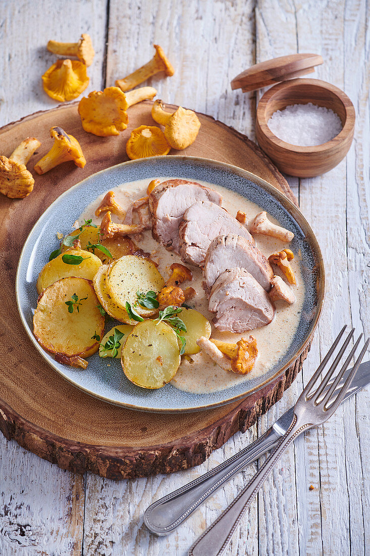 Schweinefilet mit Pfifferlingsauce und Kartoffeln