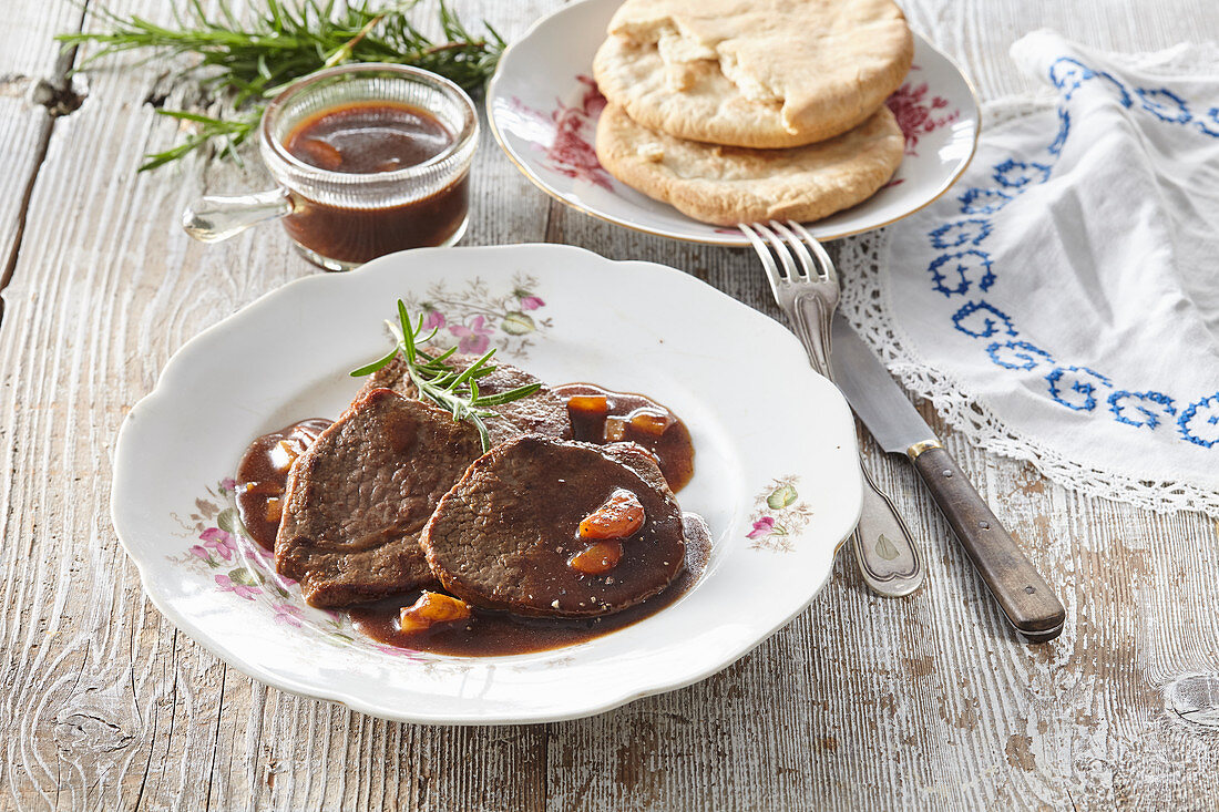 Roast beef with plum sauce and bread pancakes