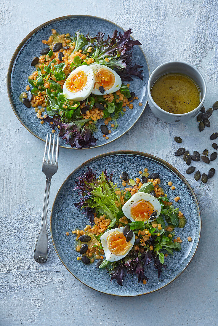 Roter Linsensalat mit Blattsalat, gekochten Eiern und Kürbiskernen