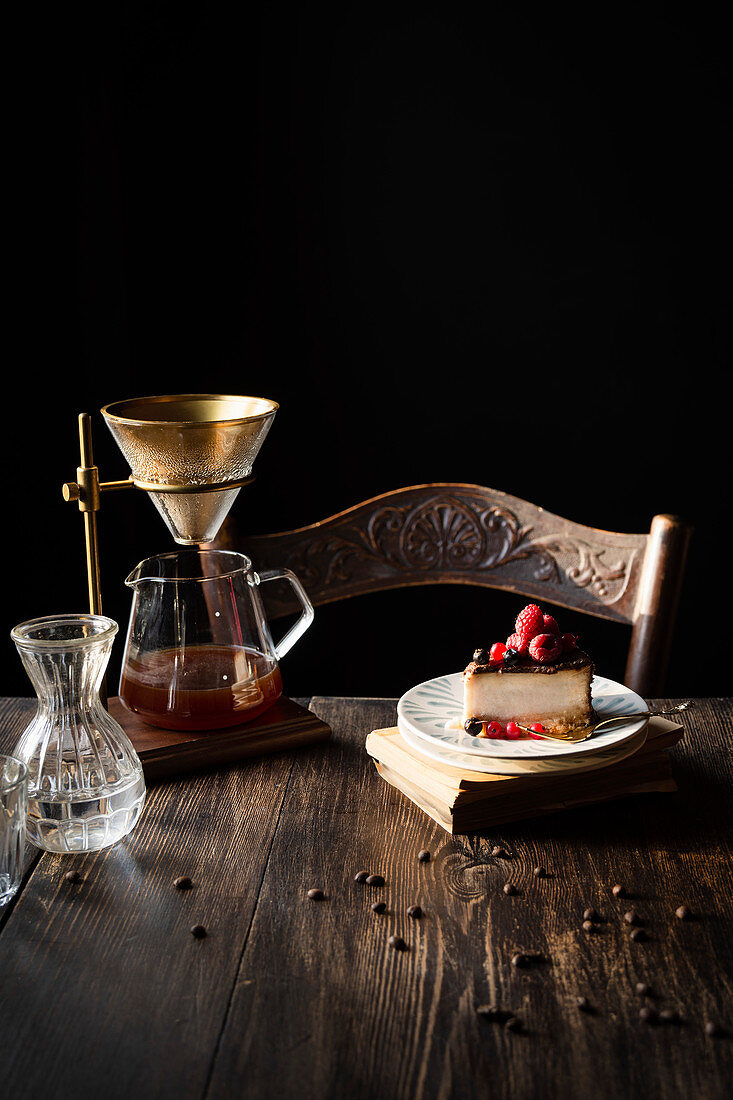 Ein Stück Käsekuchen mit Beeren auf rustikalem Holztisch