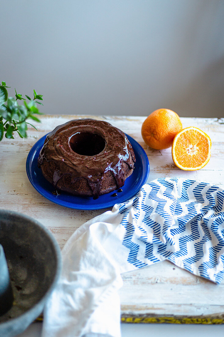 Schokoladen-Kranzkuchen mit Schoko-Orangenglasur zubereiten
