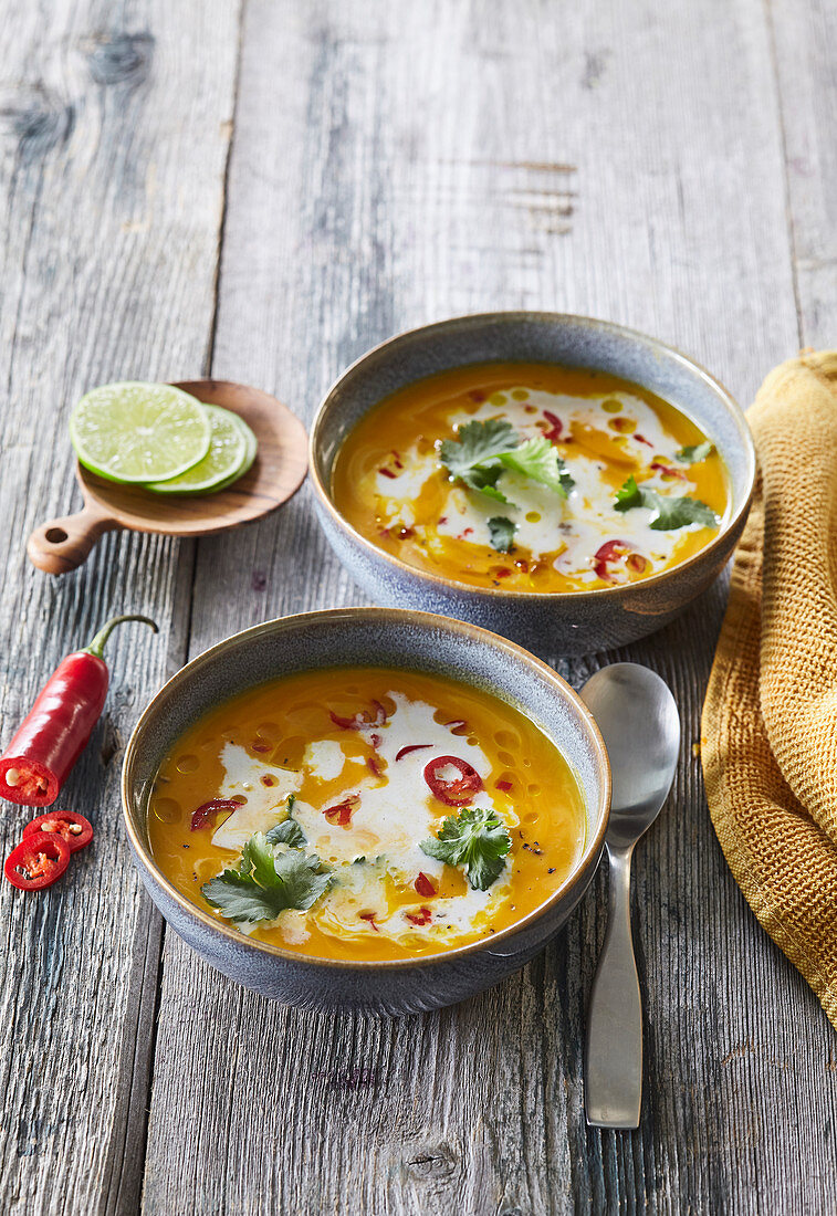 Kürbissuppe mit Chili und Kokosmilch