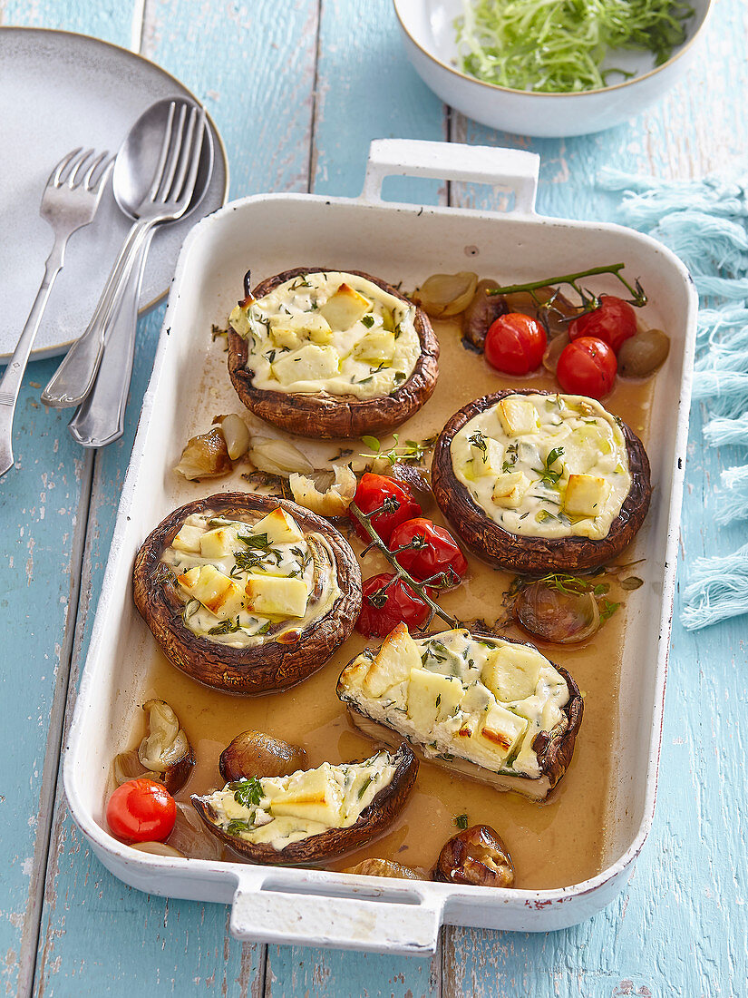 Portobello-Pilze gefüllt mit Kartoffelwürfeln und Feta