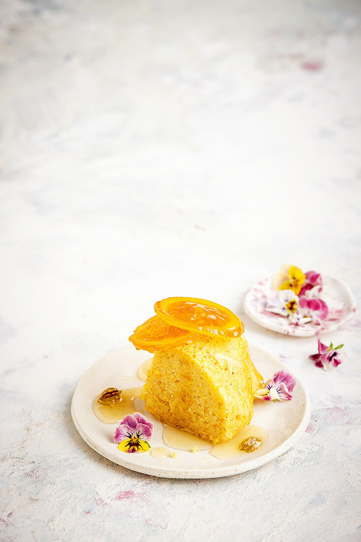 Orangen-Kardamom-Kuchen mit kandierten Orangenscheiben